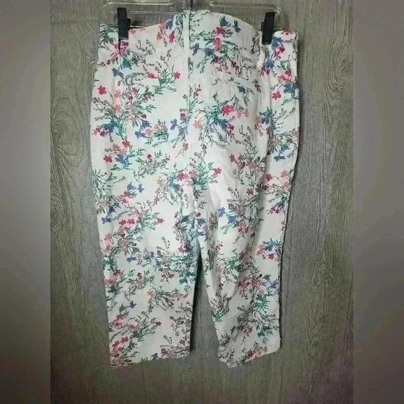 NWT St. Johns Bay white with floral pattern capri's. Size 10 mid rise. - Picture 5 of 5